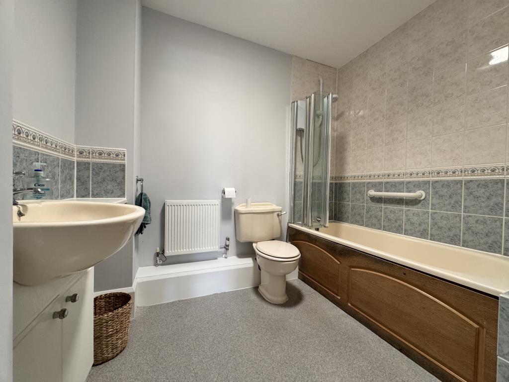 Lot: 138 - TWO-BEDROOM BUNGALOW WITH ANNEXE - Spacious bathroom